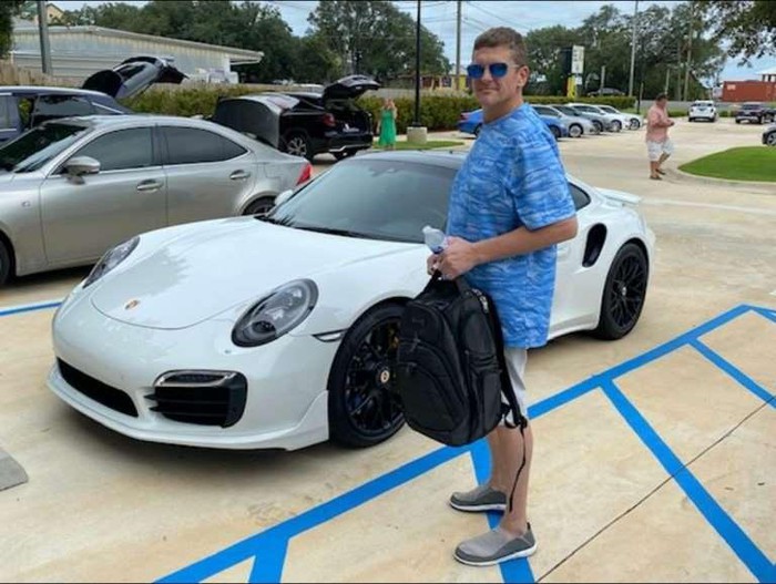 Manh giay vui di giup nguoi dan ong mua duoc Porsche 911